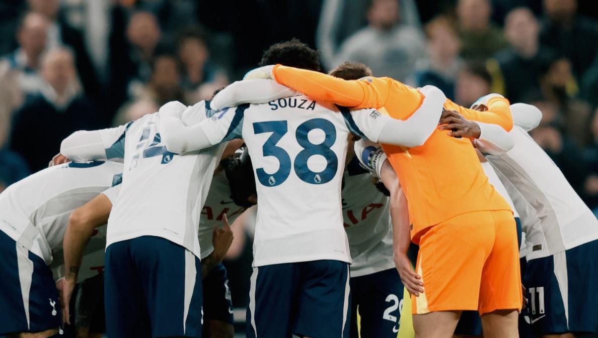 Para-pemain-Tottenham-Hotspur-berdiskusi-bersama-sebelum-laga-melawan-Crytal-Palace.jpg