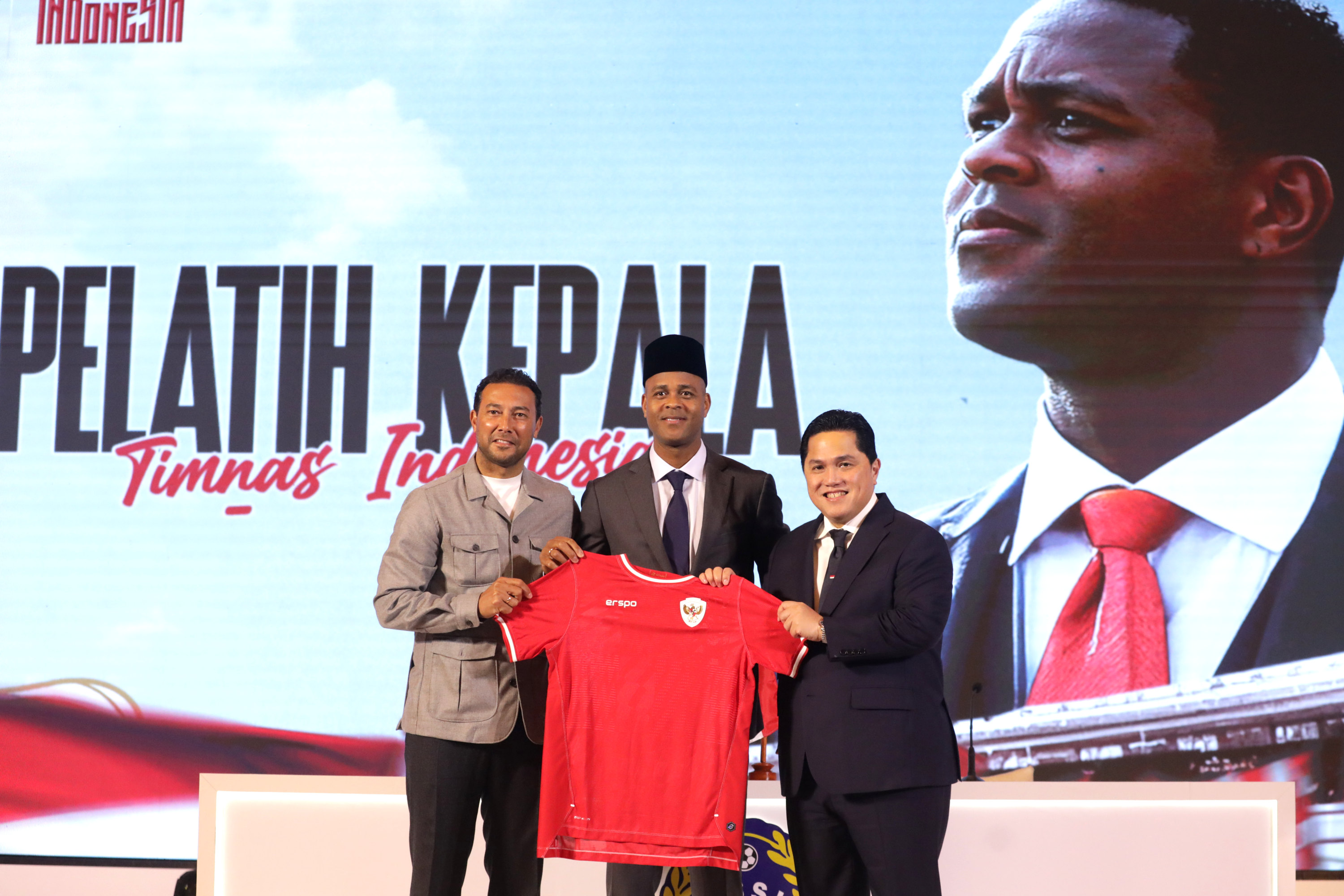 Patrick-Kluivert-Resmi-Diperkenalkan-Sebagai-Pelatih-Timnas-Indonesia_20250112_182820.jpg