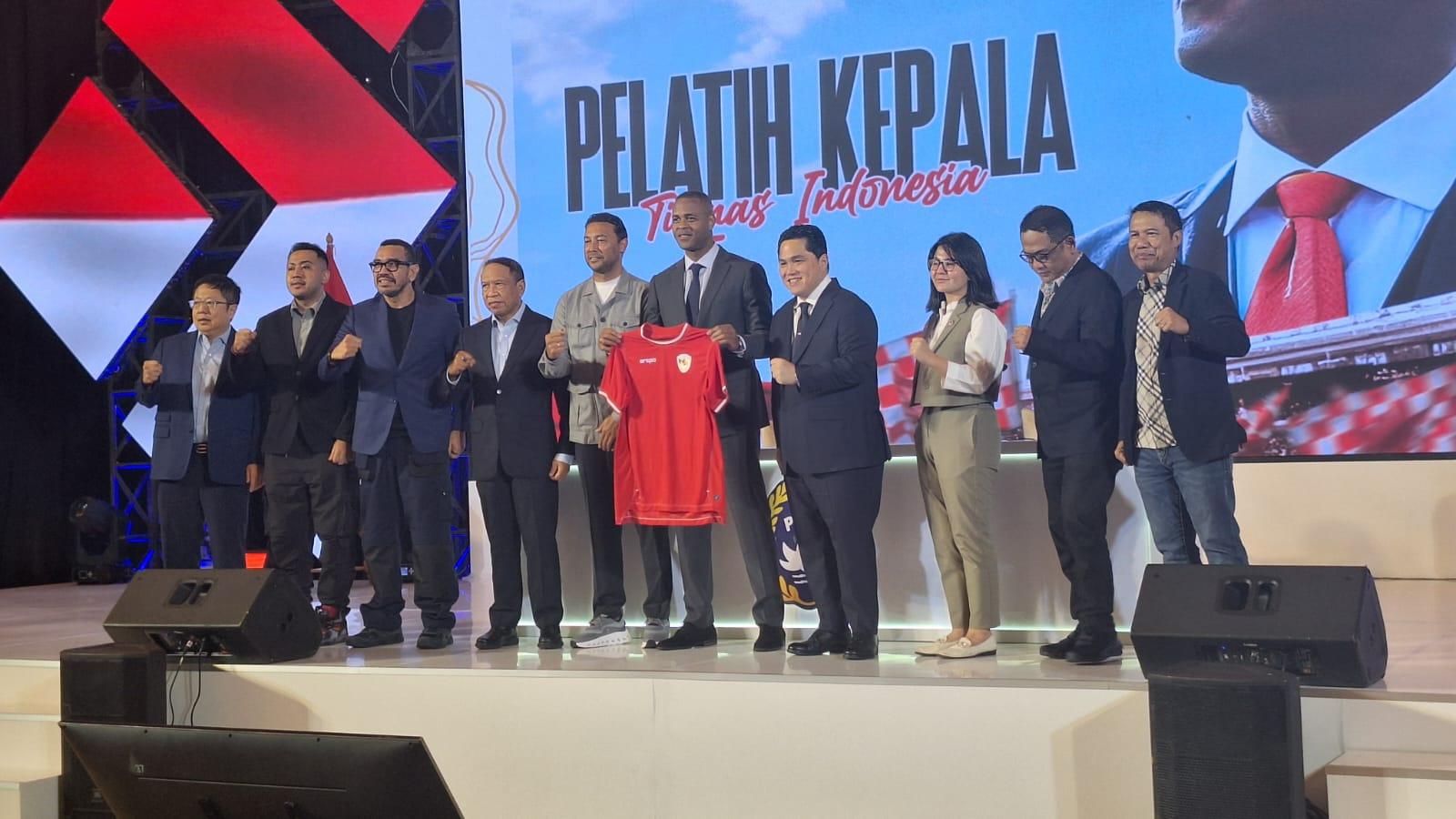 Patrick-Kluivert-dan-Denny-Landzaat-foto-bersama.jpg