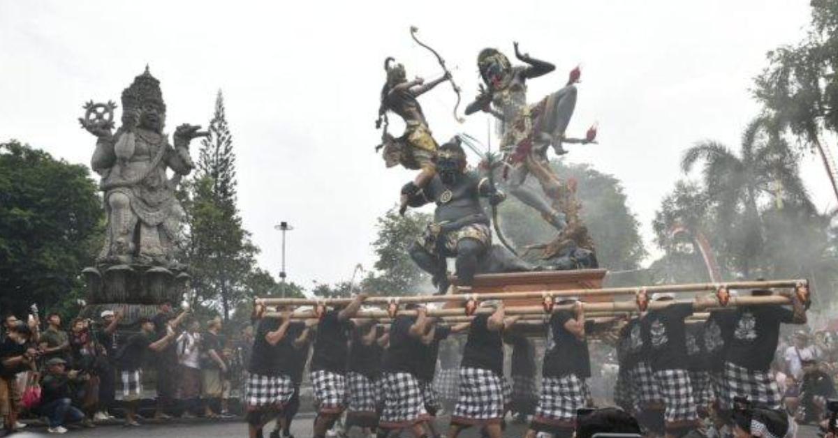 HUJAN - Meski turun hujan, ribuan masyarakat padati kawasan Catur Muka Denpasar dalam rangka Pembukaan kesanga festival serta lomba ogoh-ogoh tingkat Kota Denpasar pada, Jumat 1 Maret 2024. 