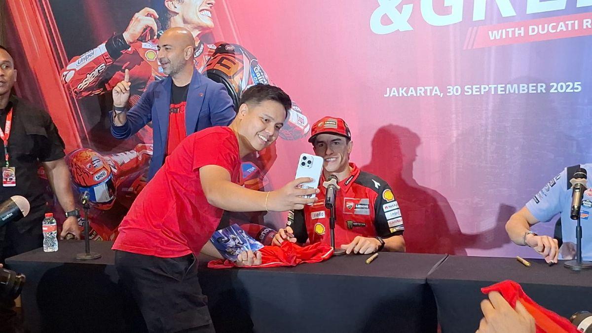 MEET & GREET MARC MARQUEZ - Pebalap MotoGP asal Tim Ducati, Marc Marquez dan Fermin Aldeguer saat menghadiri sesi meet & greet di Kawasan Thamrin, Jakarta, Selasa (30/9/2025).