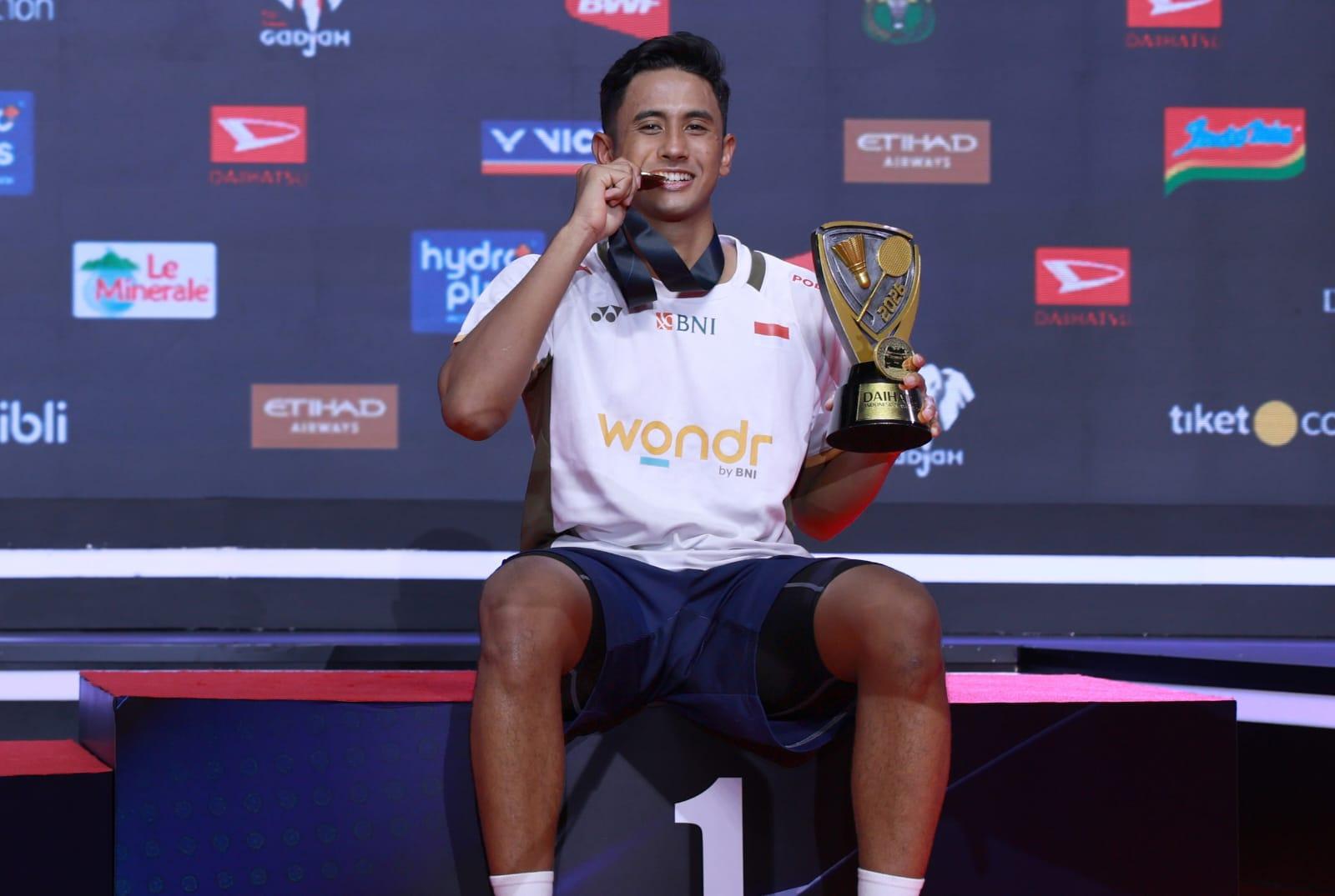 Pebulutangkis-tunggal-putra-Indonesia-Alwi-Farhan-keluar-sebagai-juara.jpg<pf>Pebulutangkis-tunggal-putra-Indonesia-Alwi-Farhan-saat-menghampiri-fansnya.jpg<pf>foodcourt-Indonesian-Masters-2026.jpg<pf>UMKM-foodcourt-Indonesian-Masters-2026.jpg<pf>ISTORA-SENAYAN-Area-depan-Istora-Senayan-Jakarta.jpg