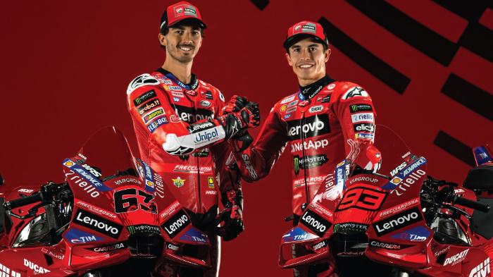 Pecco Bagnaia #63 dan Marc Marquez #93 bersalaman saat presentasi Ducati Lenovo untuk MotoGP 2025 di Madonna di Campiglio, Italia, Senin (20/2/2025).