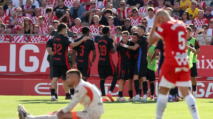 Pedri-merayakan-gol-bersama-rekan-setimnya-di-laga-Barcelona-vs-Girona.jpg