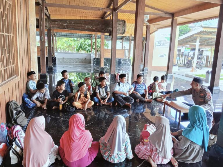 Peduli-Pendidikan-Agama-Polres-Aceh-Selatan-Turun-Langsung-Mengajar-Ngaji.jpg
