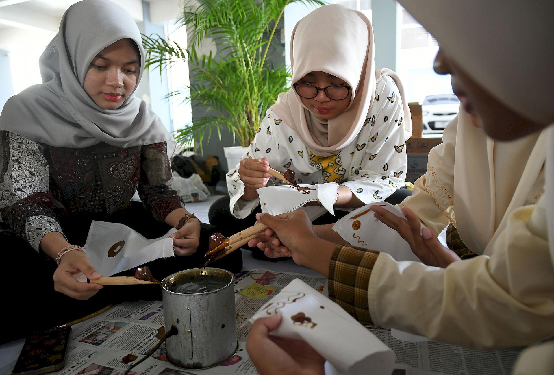 Pelajari-Membatik-dan-Sejarahnya-pada-Siswa-SMA-di-Surabaya_20251002_164943.jpg