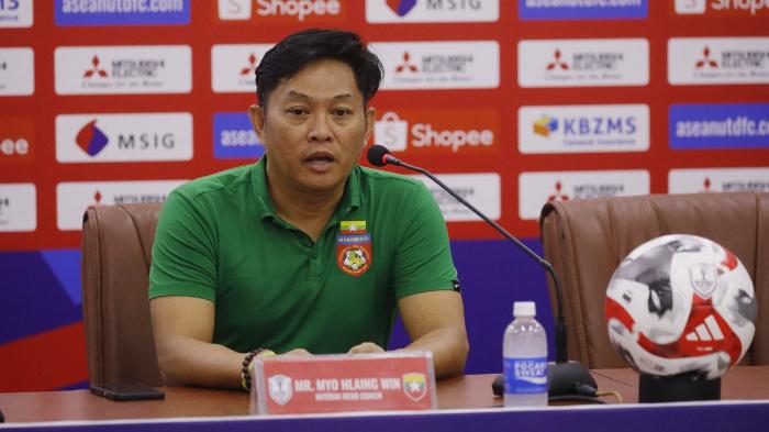 Pelatih-Myanmar-U-Myo-Hlaing-Win-saat-sesi-wawancara-di-Piala-AFF-2024.jpg