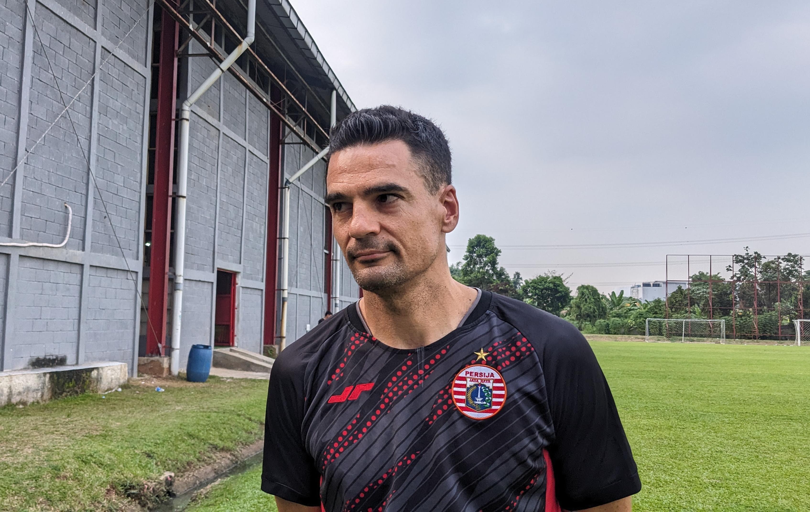 Pelatih-Persija-Carlos-Pena-saat-ditemui-di-Persija-Training-Ground.jpg