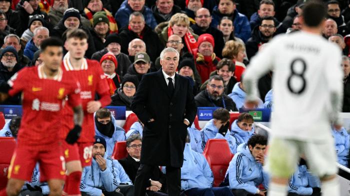 Pelatih-Real-Madrid-Carlo-Ancelotti-mengamati-para-pemain-dari-pinggir-lapangan.jpg