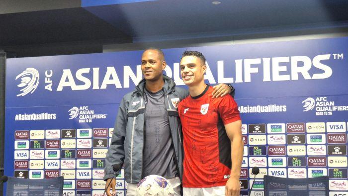 Pelatih-Timnas-Indonesia-Patrick-Kluivert-bersama-dengan-Joey-Pelupessy.jpg