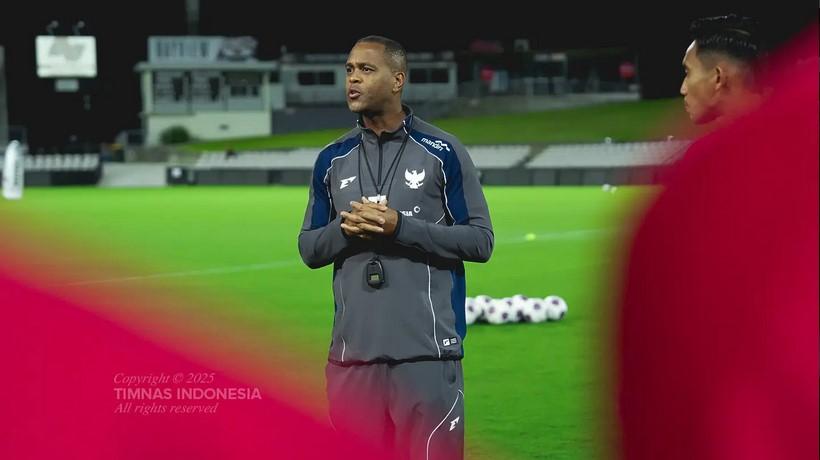REAKSI PATRICK KLUIVERT - Pelatih Timnas Indonesia, Patrick Kluivert saat memimpin latihan Skuad Garuda jelang melawan Australia pada lanjutan Kualifikasi Piala Dunia 2026. Kluivert singgung soal finishing Timnas Indonesia.