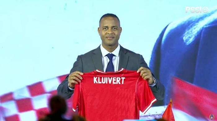 Pelatih-Timnas-Indonesia-Patrick-Kluivert-saat-menerima-jersey-Timnas-Indonesia.jpg