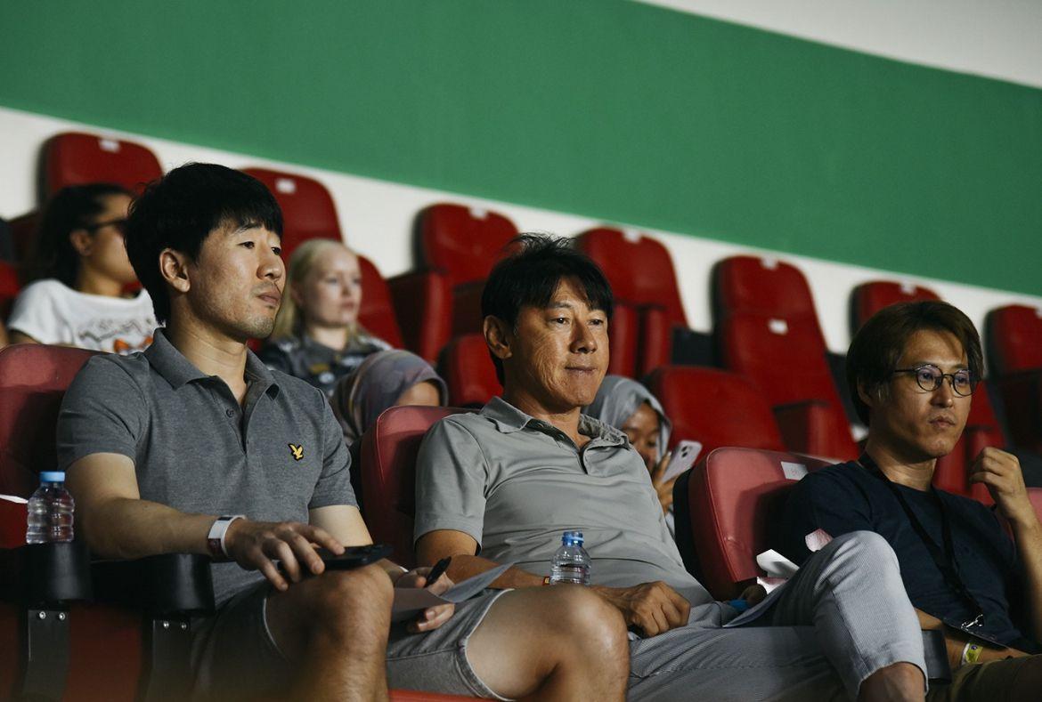 Pelatih-Timnas-Indonesia-Shin-Tae-yong-saat-menyaksikan-duel-Persib-Bandung.jpg