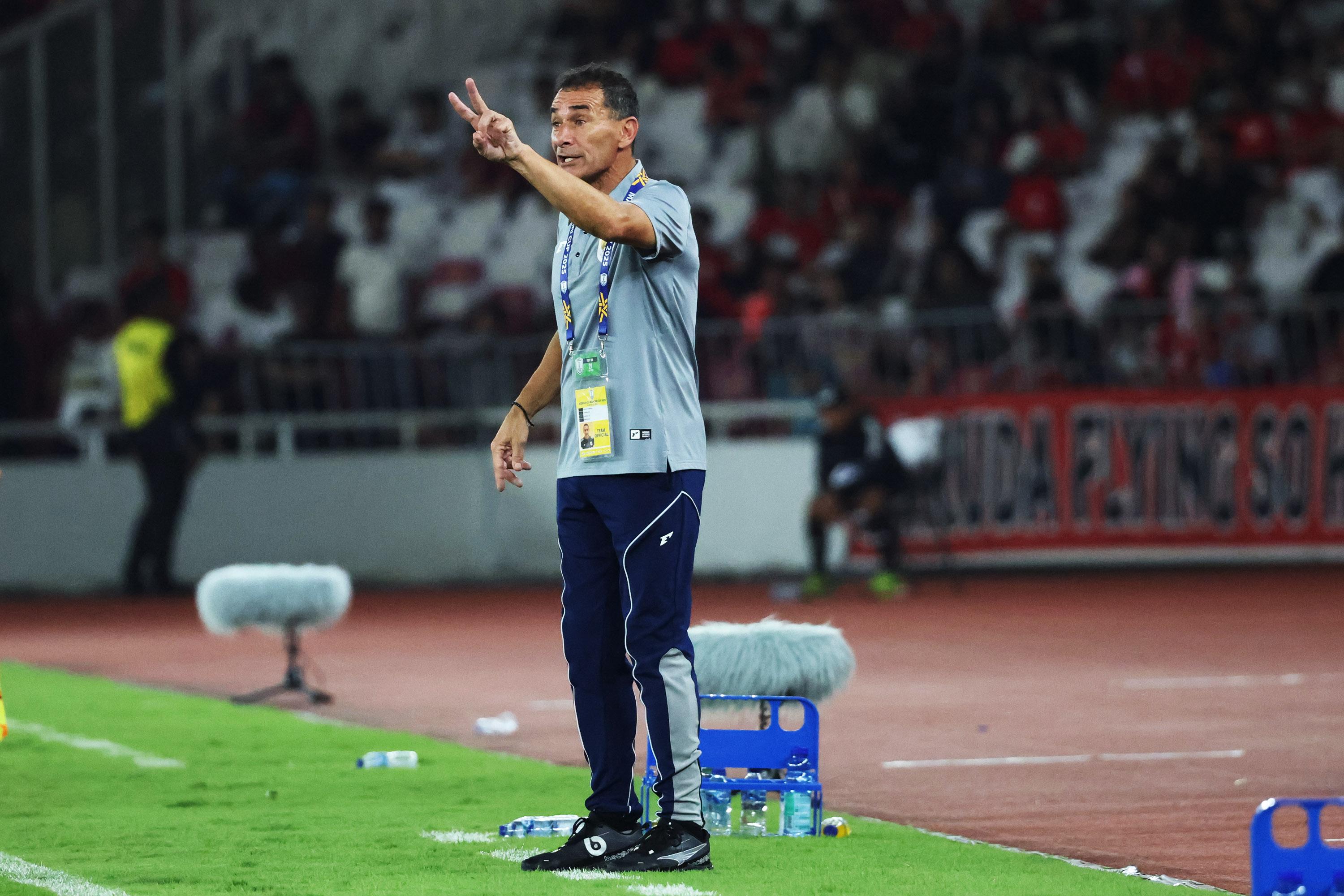 Pelatih-Timnas-U-23-Indonesia-Gerald-Vanenburg-beri-instruksi.jpg