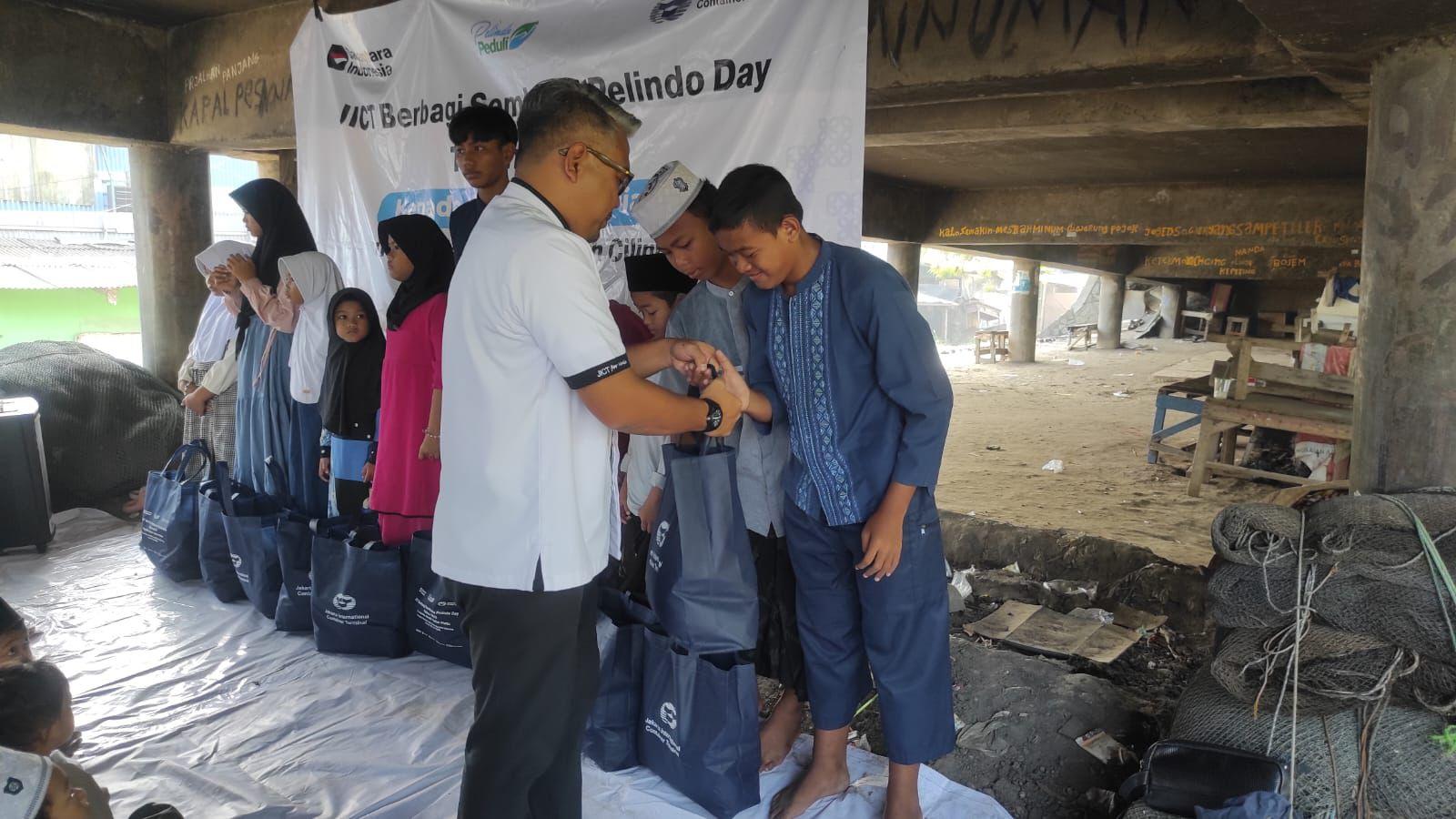 100 Paket Sembako Disalurkan untuk Komunitas Warga di Pesisir Cilincing Jakarta Utara