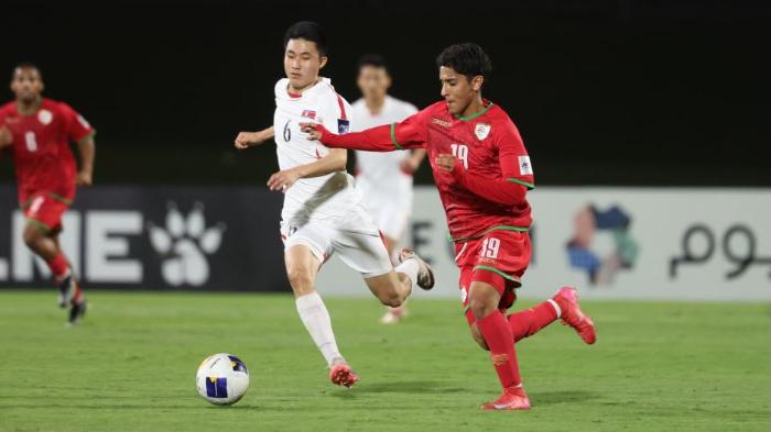 Pemain-Korea-Utara-An-Jin-Sok-saat-berduel-dengan-pemain-Oman-di-Piala-Asia-U17-2025.jpg