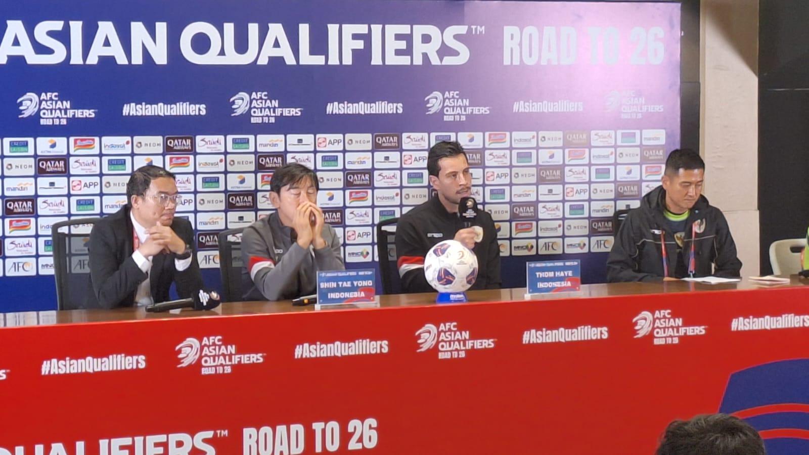 Pemain-TImnas-Indonesia-Thom-Haye-bersama-dengan-pelatih-Shin-Tae-yong-21.jpg