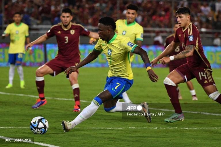 Pemain-depan-Brasil-bernomor-punggung-07-Vinicius-Jr-mengontrol-bola.jpg