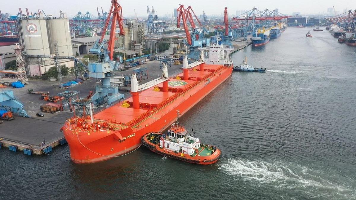LANSKAP TANJUNG PRIOK - Pemandangan lanskap Pelabuhan Tanjung Priok sebagai pelabuhan multipurpose selain mendistribusikan aneka logistik hingga komoditas, juga melayani bongkar muat.