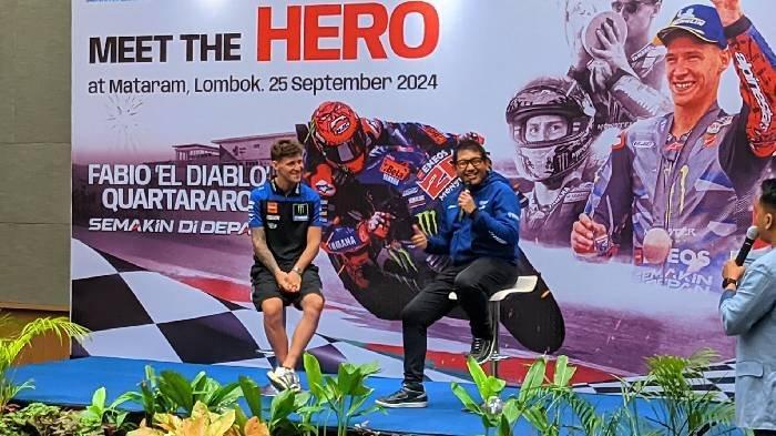 Pembalap Yamaha Fabio Quartararo (kiri) bersama Chief Yamaha Territory IV Larry Asnan(kanan), saat acara Meet the Hero Fabio Quartararo, di Mataram, Rabu (25/9/2024).