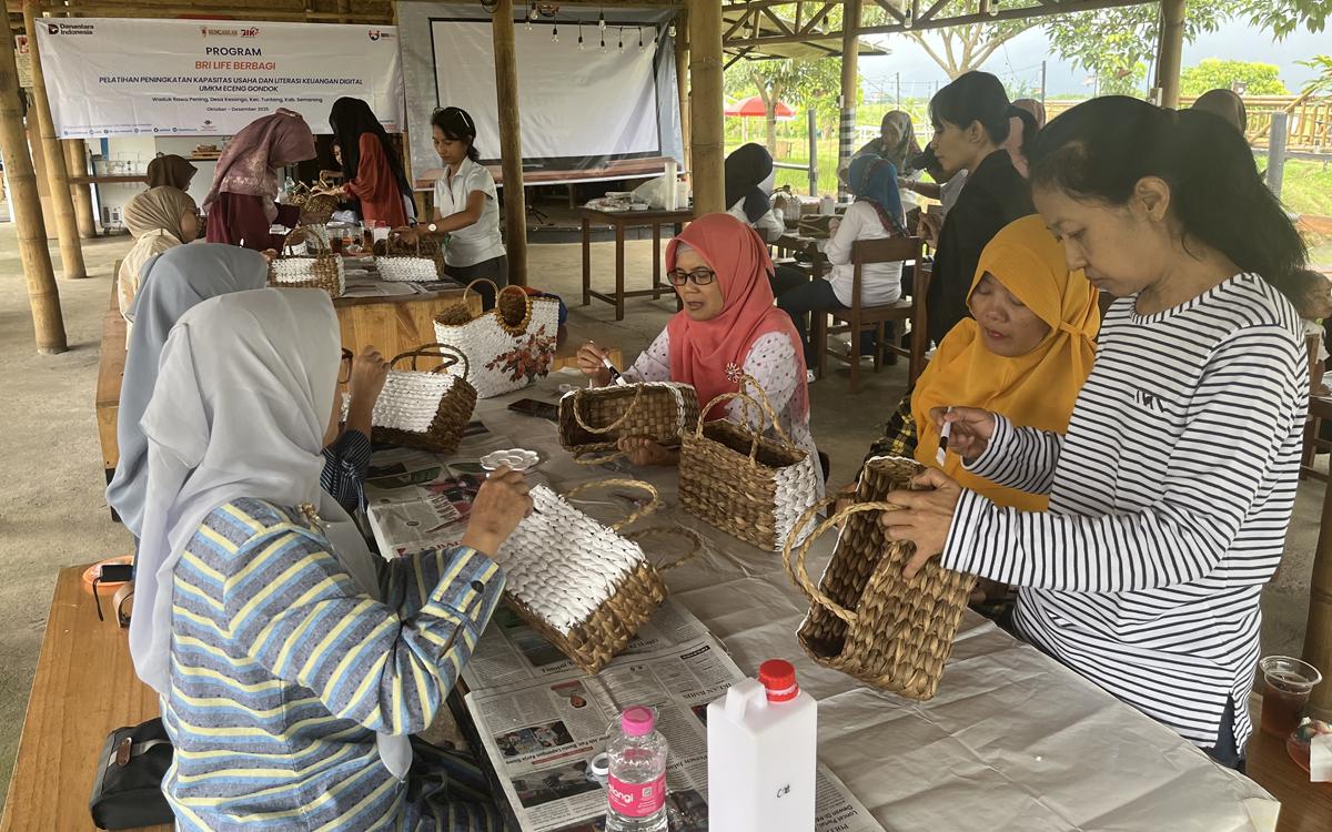 Pemberdayaan Perempuan Rawa Pening: Dari Limbah Eceng Gondok Menuju Pasar Global dengan Bantuan AI