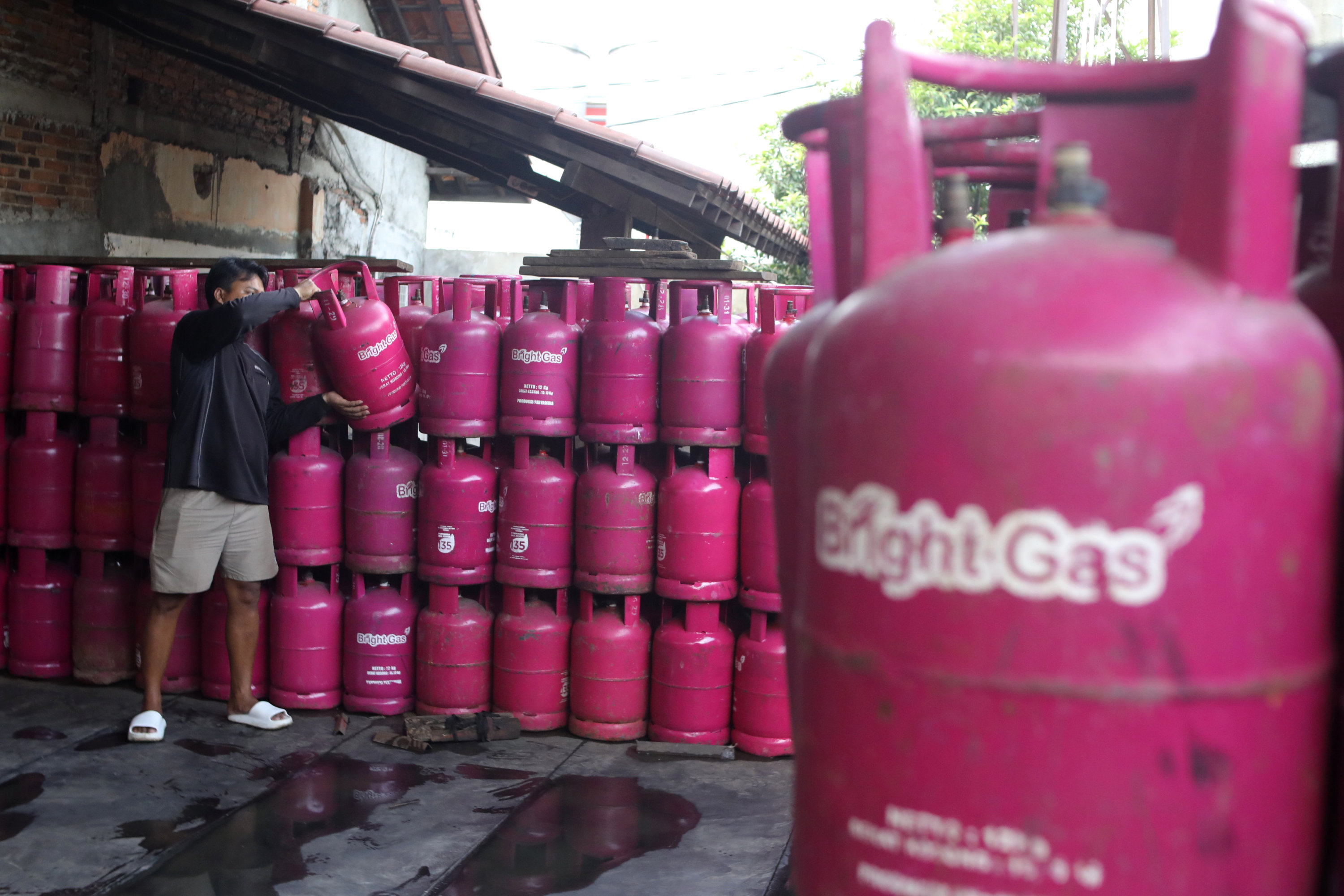 Petugas memindahkan tabung Liquefied Petroleum Gas (LPG) di kawasan Pasar Rebo, Jakarta, Minggu (5/4/2026). Menteri Energi dan Sumber Daya Mineral (ESDM) Bahlil Lahadalia menegaskan bahwa stok energi nasional saat ini, termasuk LPG, masih berada di atas batas aman di tengah dinamika geopolitik global. Sehingga harga di agen masih stabil dan tidak ada lonjakan pesanan. Lebih lanjut, gas subsidi 3 kilogram diharga Rp17.000, Bright 5,5 kilogram seharga Rp90.000, serta Bright 12 kilogram yakni Rp192.000 per tabung. TRIBUNNEWS/IRWAN RISMAWAN