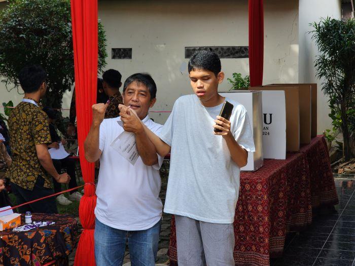 Pemilih-disabilitas-turut-menggunakan-hak-suaranya.jpg