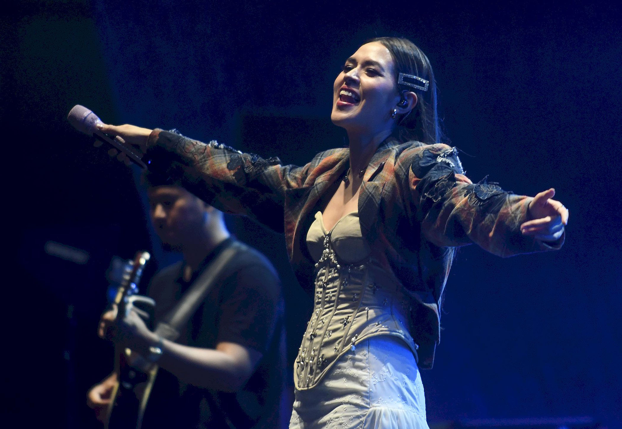 Kunci Gitar Lagu Pengganti Aku - Raisa, Viral TikTok: namun Ada yang Lucu, Dia Mirip Sekali Denganku