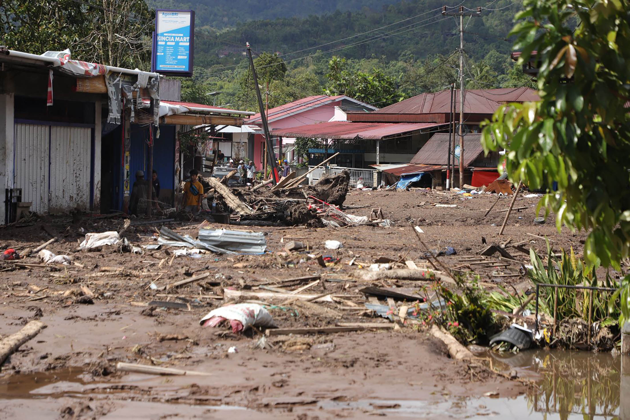 Penanganan-Bencana-Banjir-dan-Longsor-di-Sumatra-Barat_20251201_134226.jpg