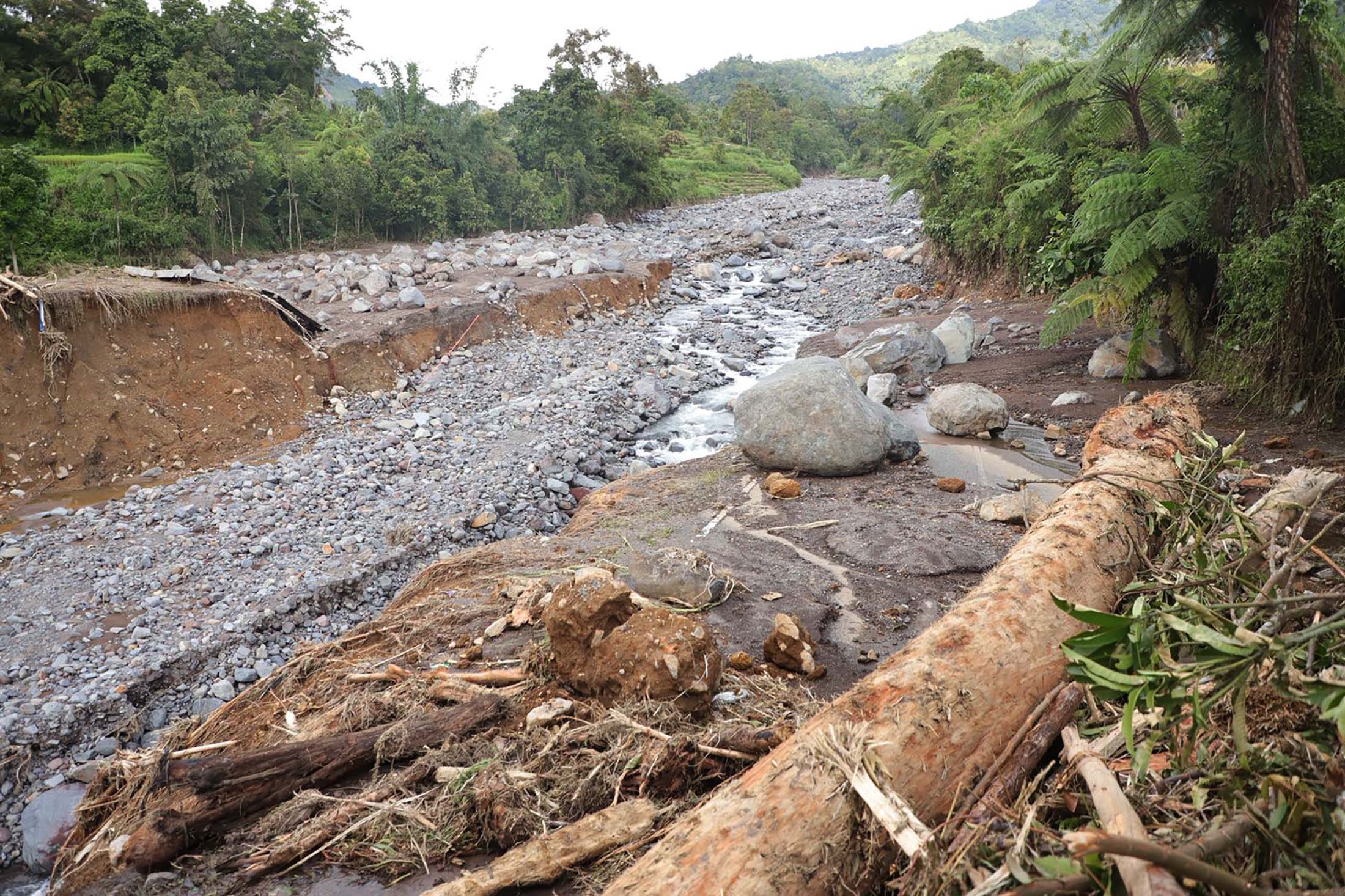 Penanganan-Bencana-Banjir-dan-Longsor-di-Sumatra-Barat_20251201_134435.jpg