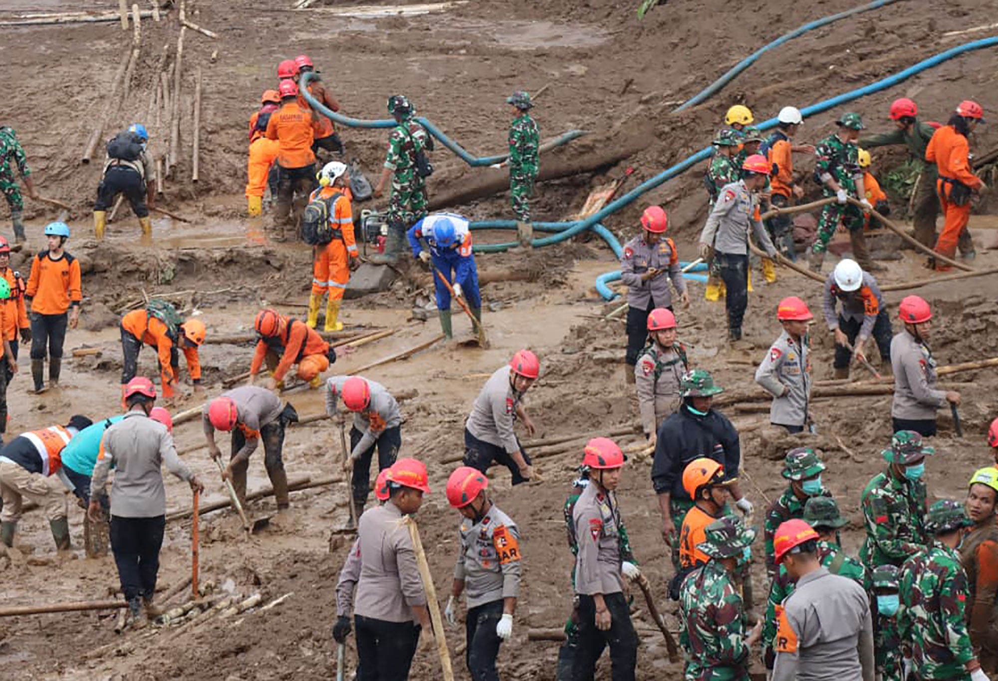 Pencarian-Korban-Bencana-Tanah-Longsor-di-Cisarua_20260126_210148.jpg