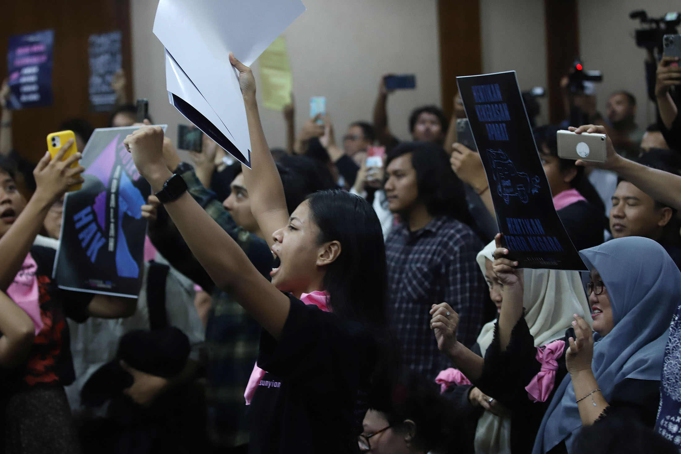 Pendukung-Hadiri-Sidang-Delpedro_20251216_175827.jpg