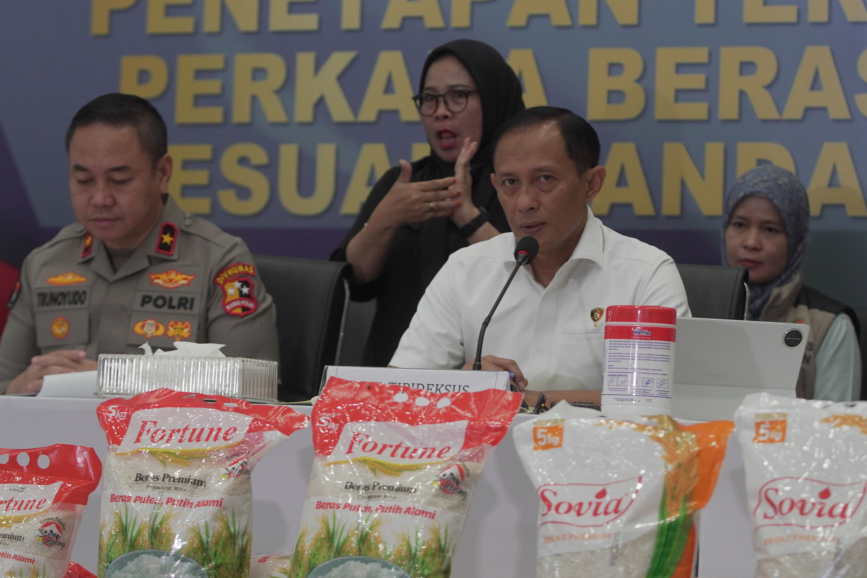 Penetapan-Tersangka-Kasus-Beras-Tidak-Sesuai-Standar-Mutu_20250805_160333.jpg