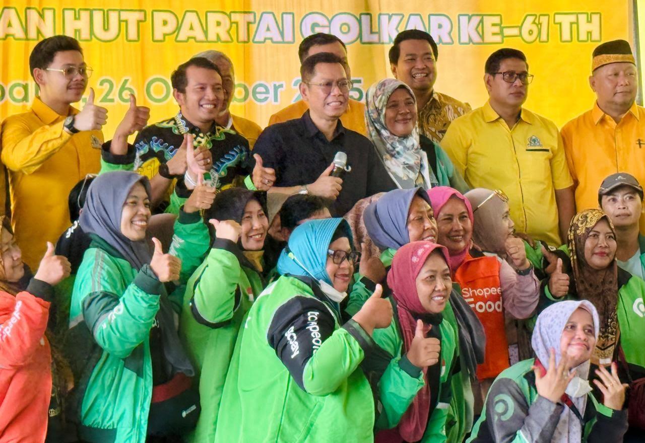Pengemudi-ojol-perempuan-berfoto-bersama-usai-menerima-bantuan-sembako-dan-beasiswa.jpg