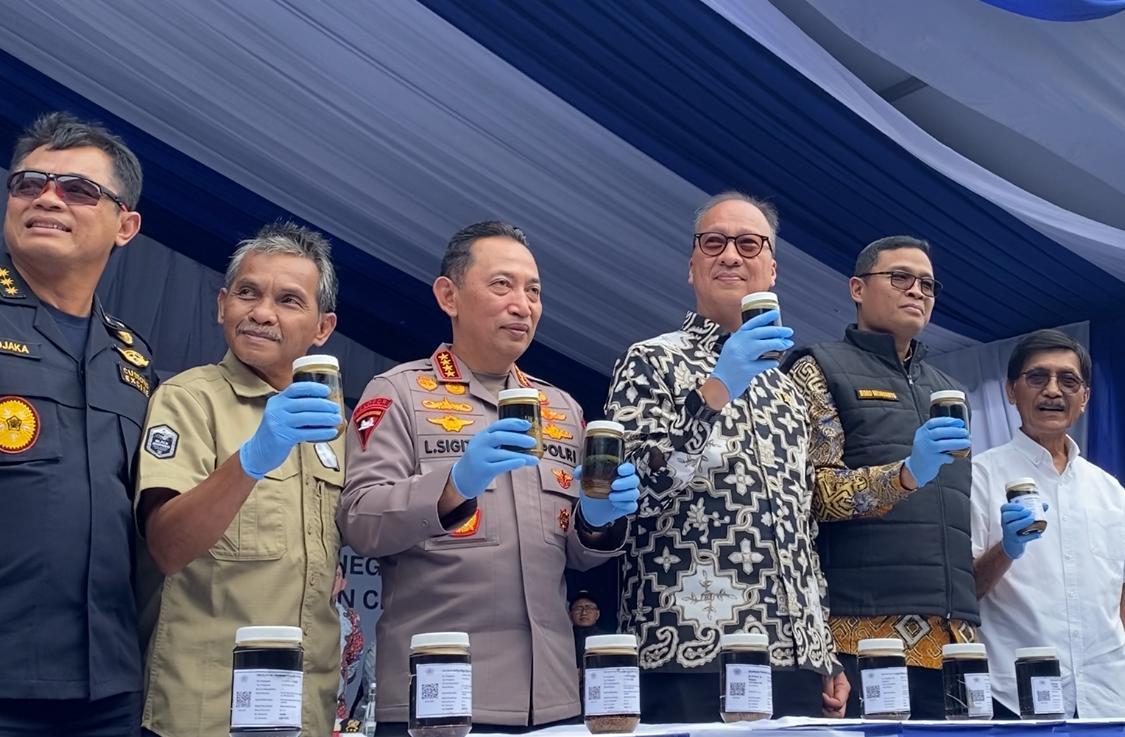 Penggalan-ekspor-turunan-CPO-di-Tj-Priok.jpg