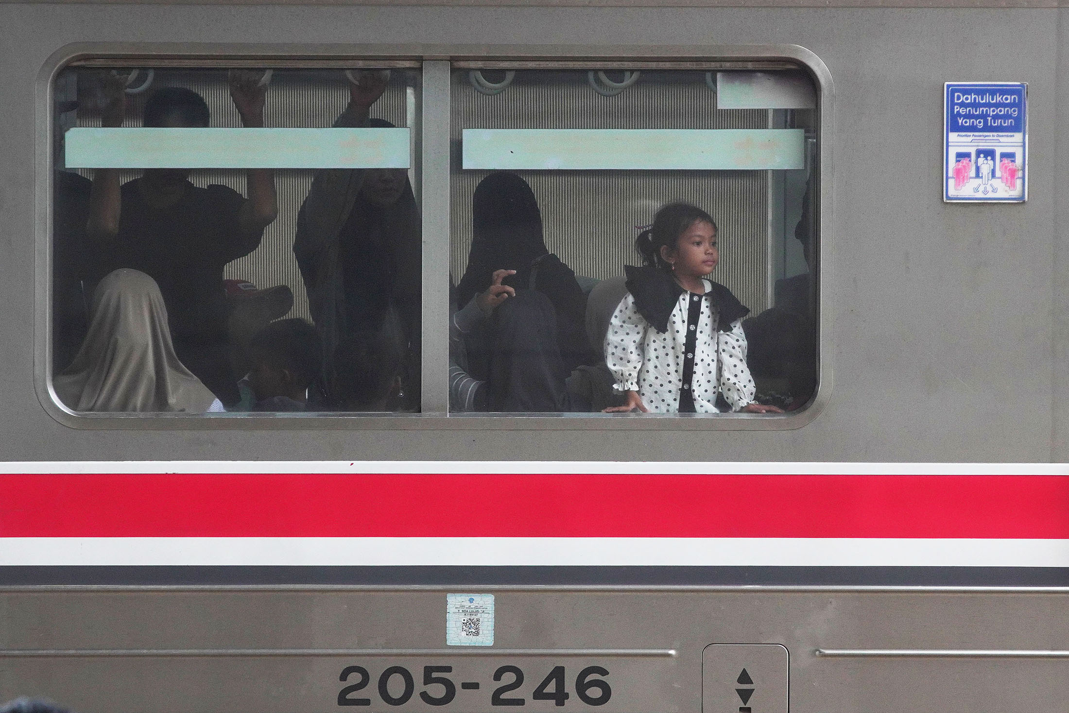 Pengguna-KRL-Jabodetabek-Tembus-280-Juta_20251117_194616.jpg