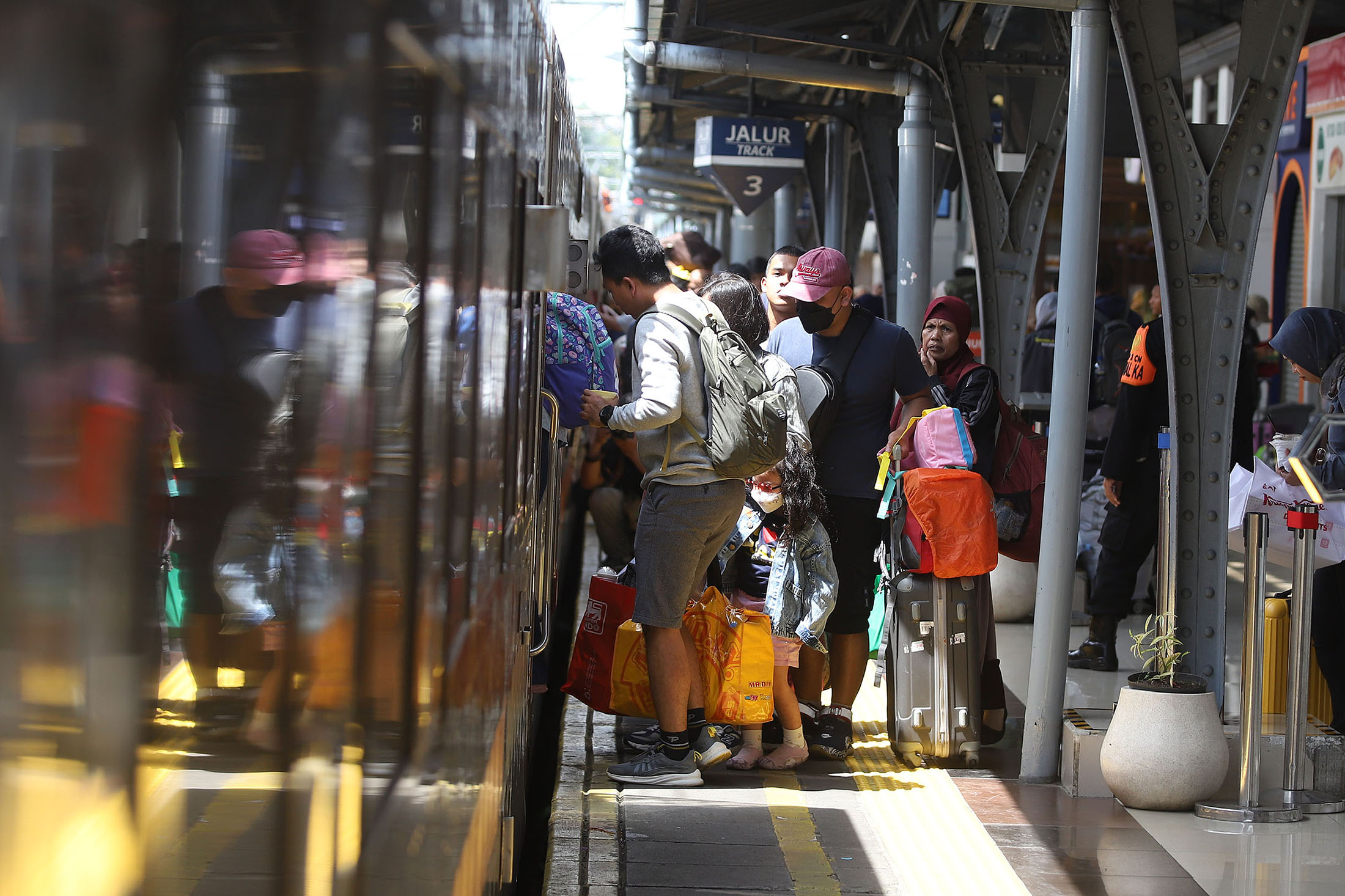 Promo Valentrain Day 2026 KAI: Upgrade Kelas Gratis, Bagi Cokelat dan Live Music di 8 Stasiun Besar