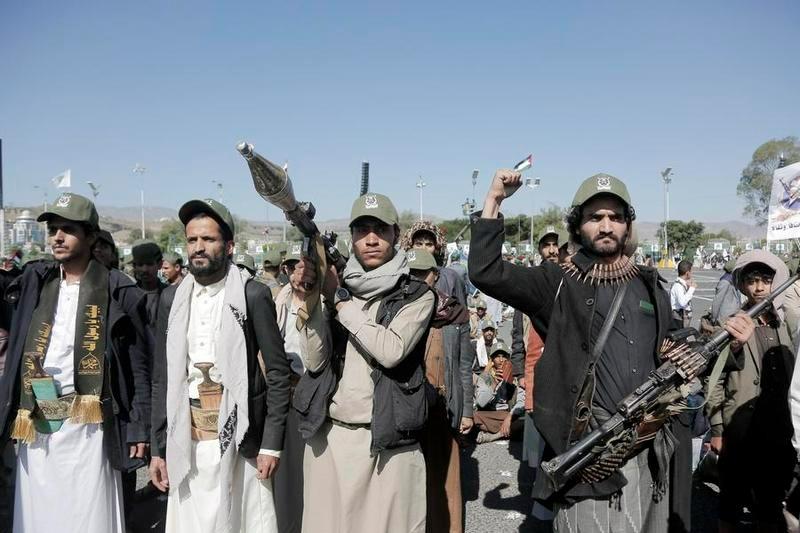 IRAN DAN HOUTHI - Pengikut Houthi ikut serta dalam parade untuk memperingati genap 10 tahun pengambilalihan ibu kota Sanaa oleh kelompok tersebut di Al Sabeen Square, Sanaa, Yaman, pada 21 September 2024. (Xinhua/Mohammed Mohammed)