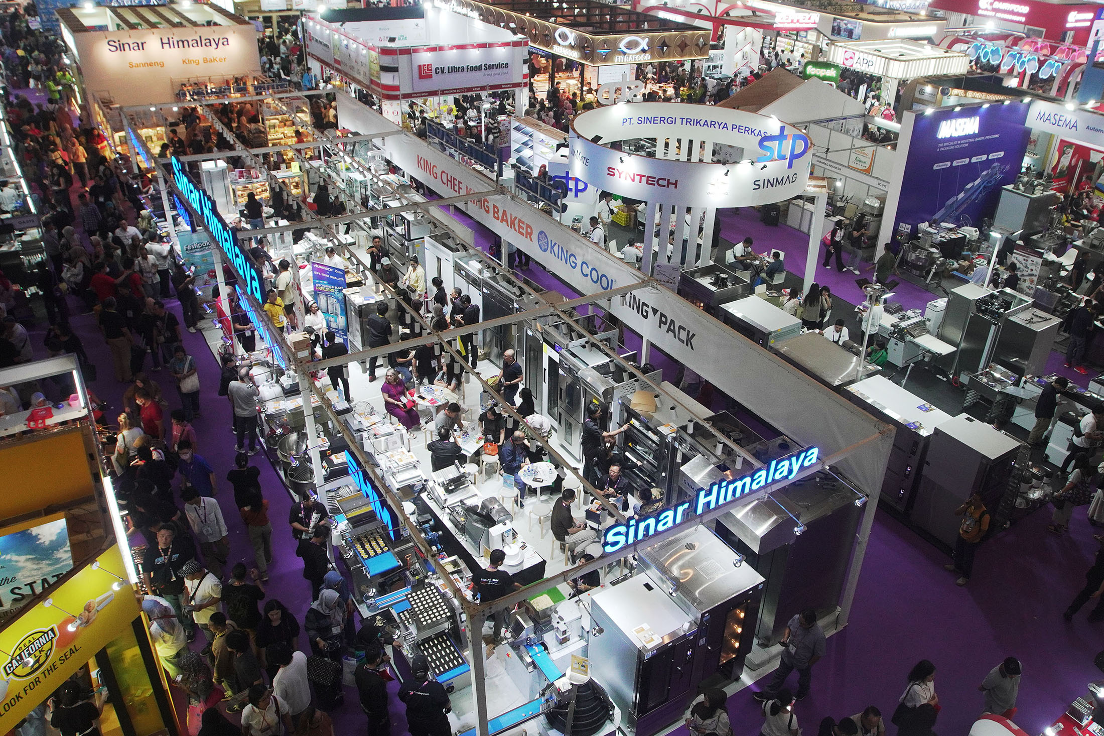 Pengunjung-Padati-Pemeran-SIAL-InterFOOD-2025_20251115_165005.jpg