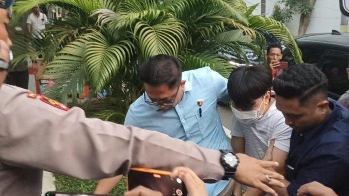 Pengusaha-Surabaya-Ivan-Sugianto-saat-ditangkap.jpg