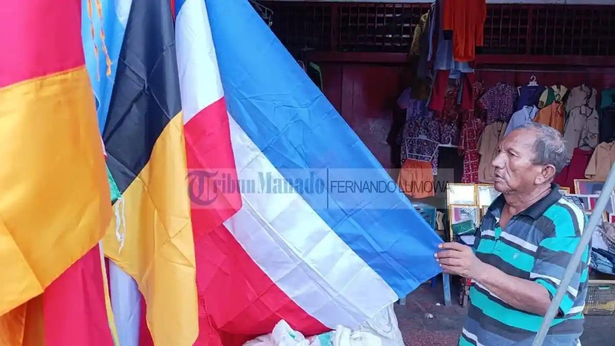 Penjual-bendera-tim-peserta-Piala-Dunia-2026-di-Shopping-Center-Manado.jpg