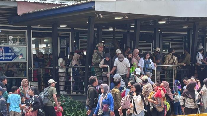 Penumpang-TransJakarta-di-Halte-Monas-HUT-TNI.jpg
