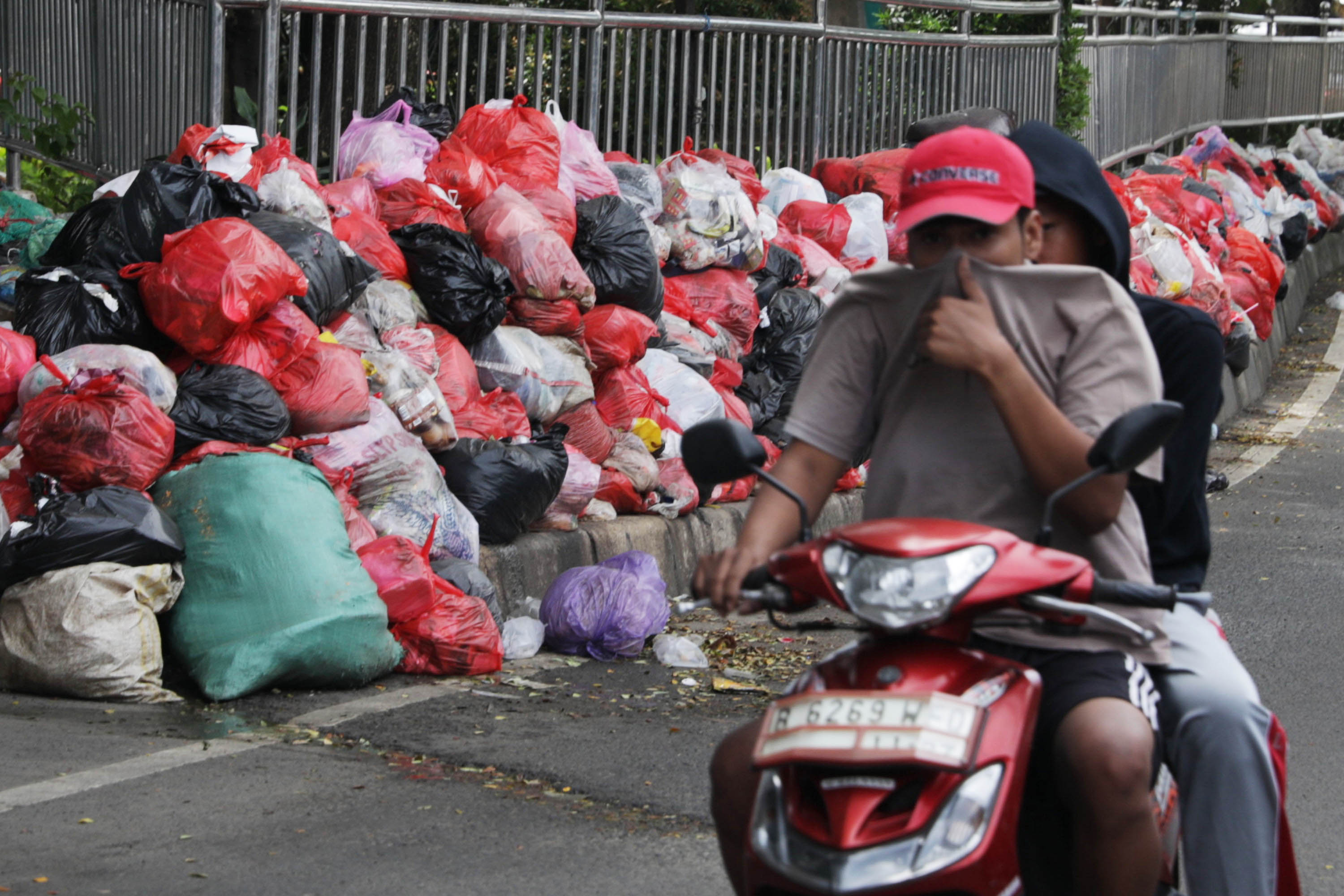 Penumpukan-Sampah-di-Ciputat-Tangsel_20251213_171944.jpg