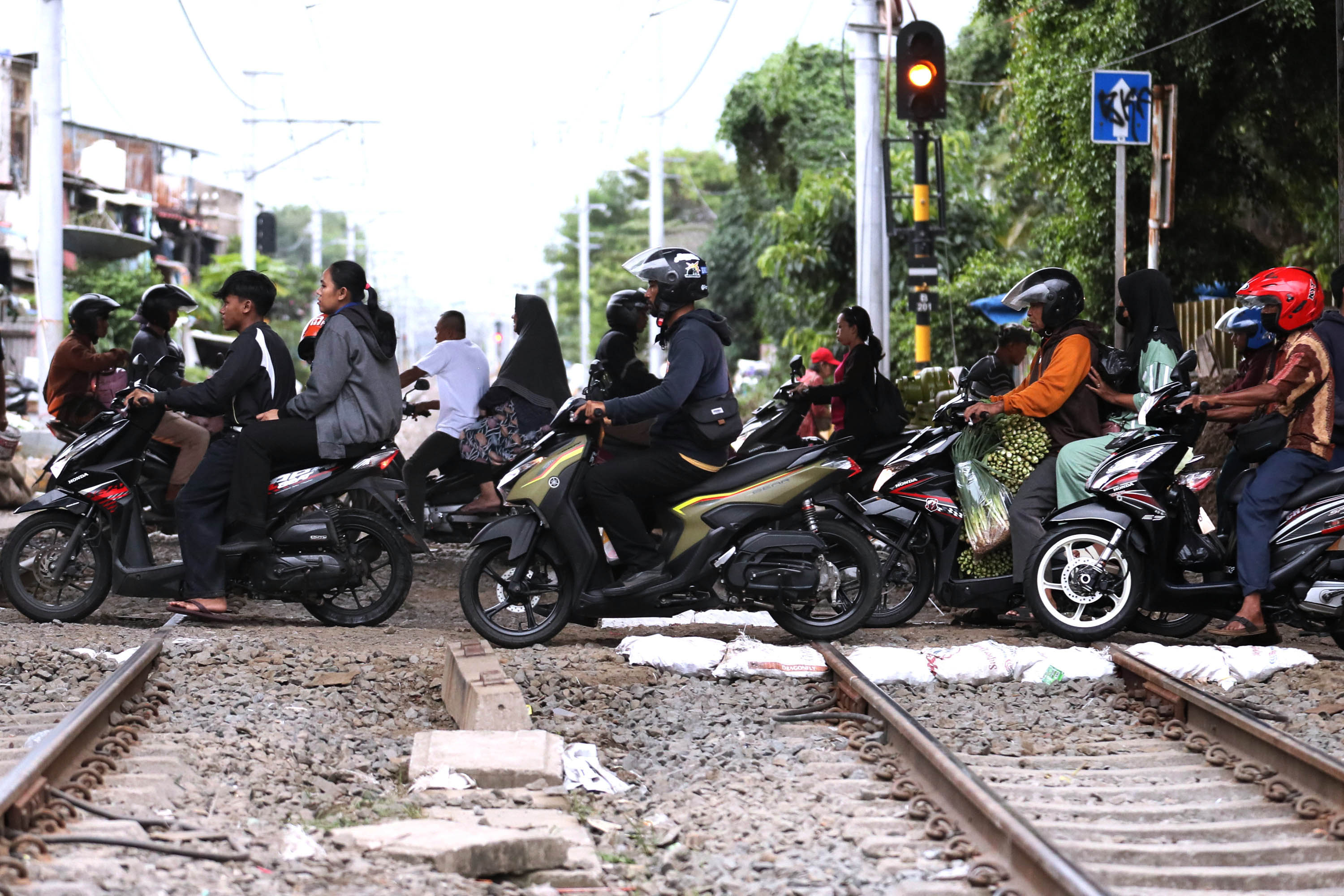 Penutupan-Jalur-Perlintasan-Kereta-Api_20250416_190432.jpg