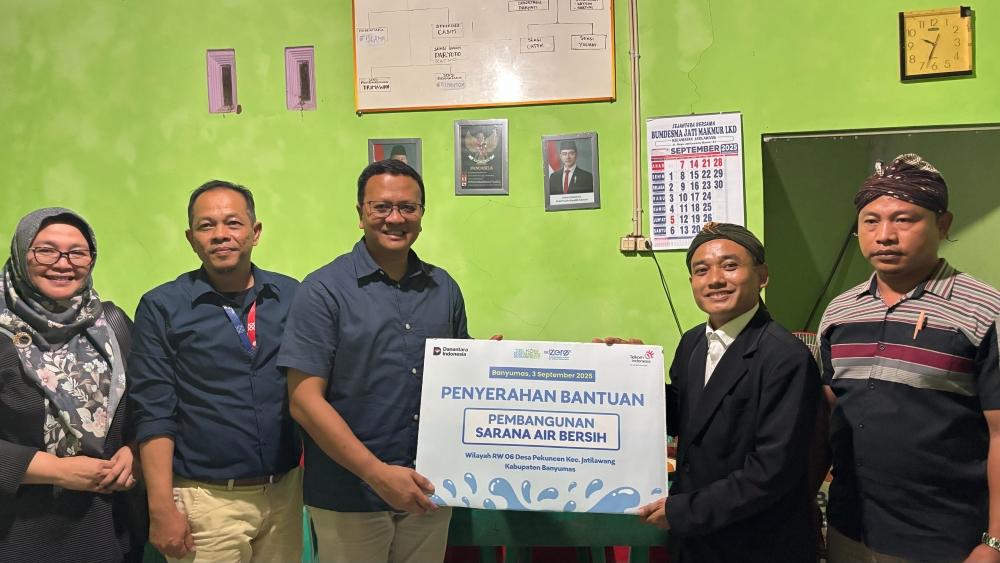Penyerahan-Bantuan-Simbolis-kepada-Ketua-Yayasan-Dharma-Putra.jpg