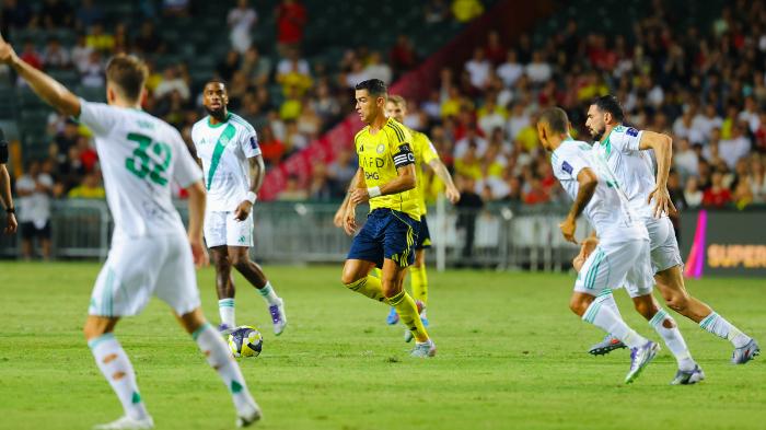 Penyerang-Al-Nassr-Cristiano-Ronaldo-tengah-dikepung-pemain-Al-Ahli.jpg