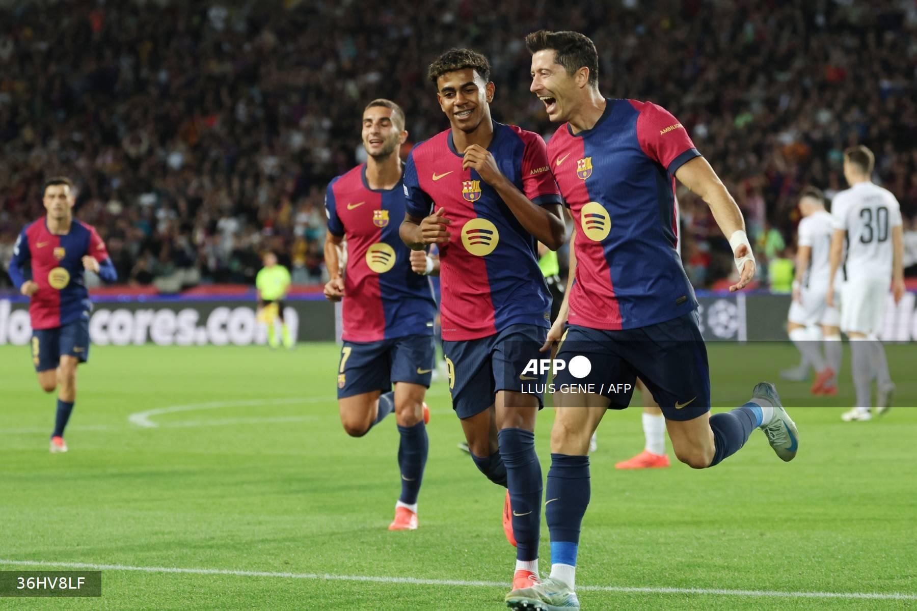 Penyerang Barcelona asal Polandia #09 Robert Lewandowski (Kanan) merayakan gol pembuka selama pertandingan sepak bola hari kedua fase liga Liga Champions UEFA antara FC Barcelona dan Young Boys di Estadi Olimpic Lluis Companys di Barcelona pada tanggal 1 Oktober 2024. (Foto oleh LLUIS GENE / AFP)