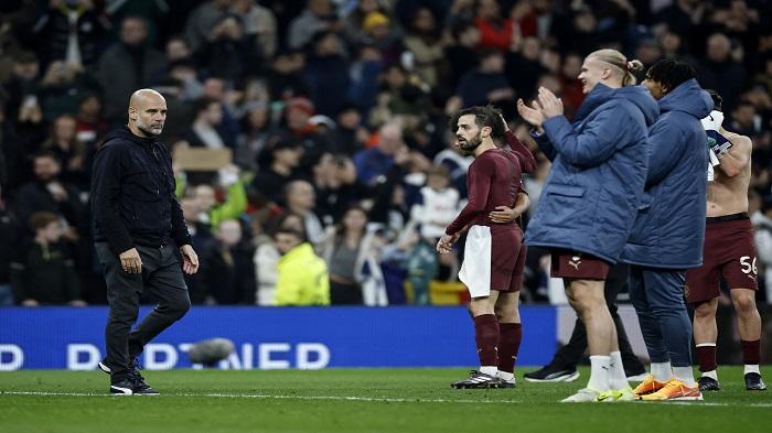Pep-Guardiola-dan-skuad-Manchester-City-setelah-tersingkir-di-Piala-Carabao.jpg