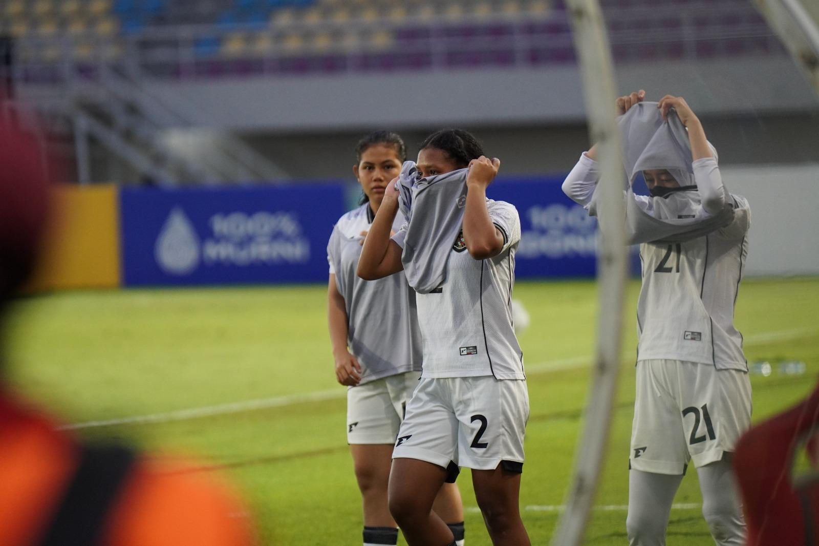 Pepak-bola-Timnas-Putri-U16-Indonesia-Oedaijah-Oshea-Sarinah-di-Piala-AFF-Wanita-U16-2025.jpg