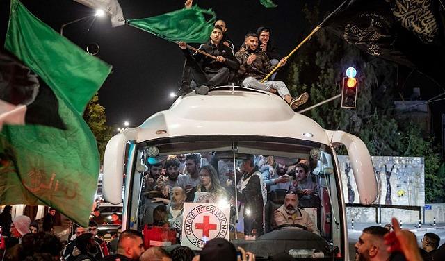 Perayaan-di-Tepi-Barat-setelah-pembebasan-tahanan-Palestina-dengan-Israel.jpg